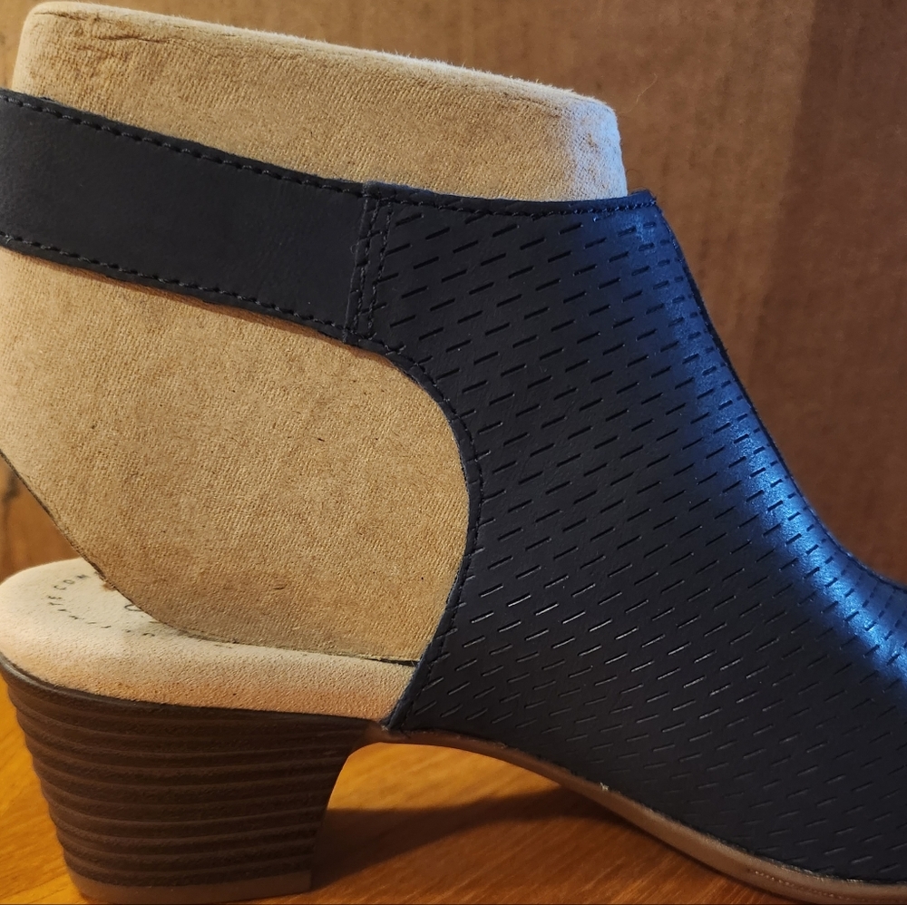 Used Clarks Women's Valarie James Heeled Sandal Navy 8 M